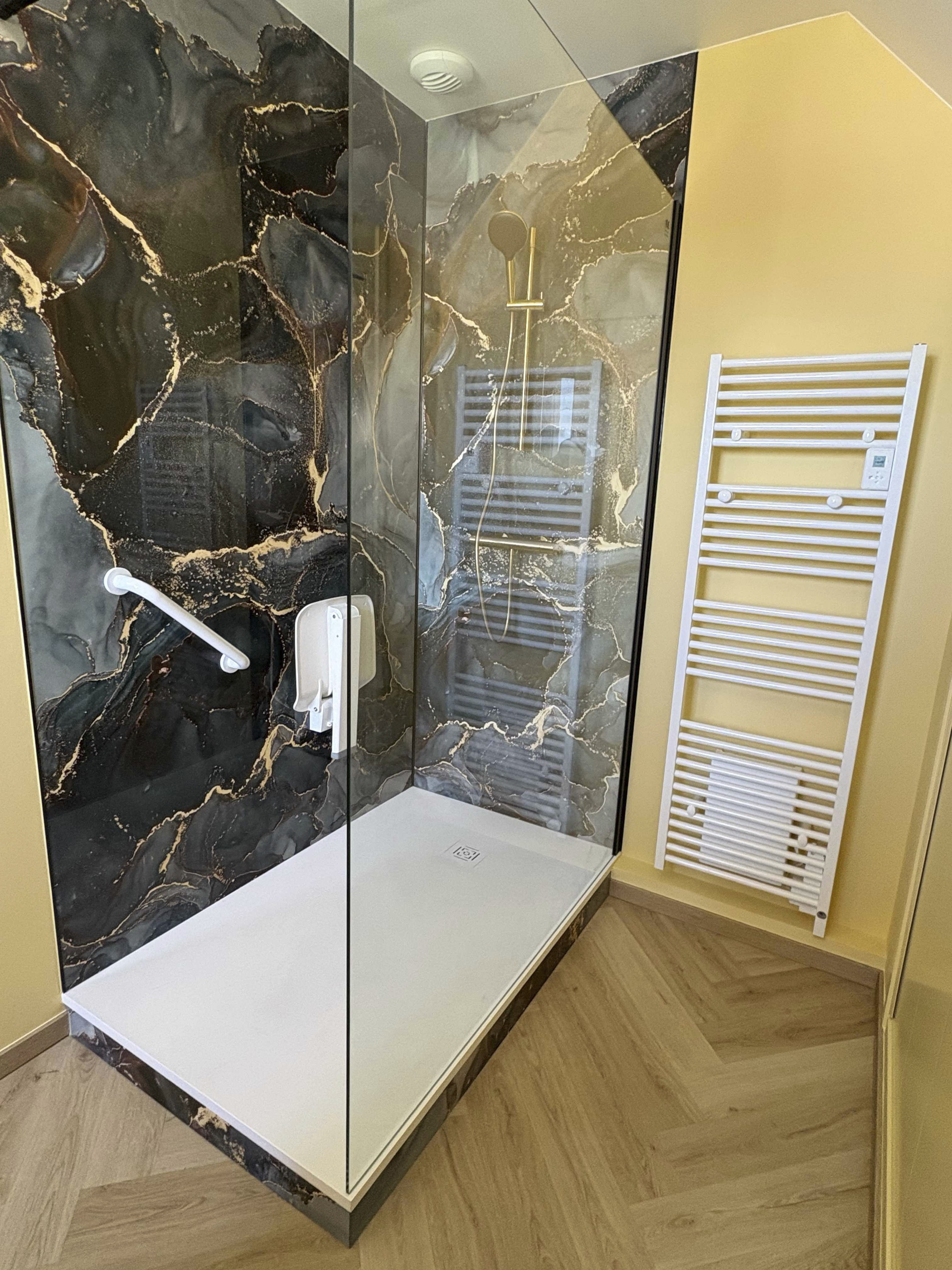 Douche à l'italienne avec parois décoratives sombres