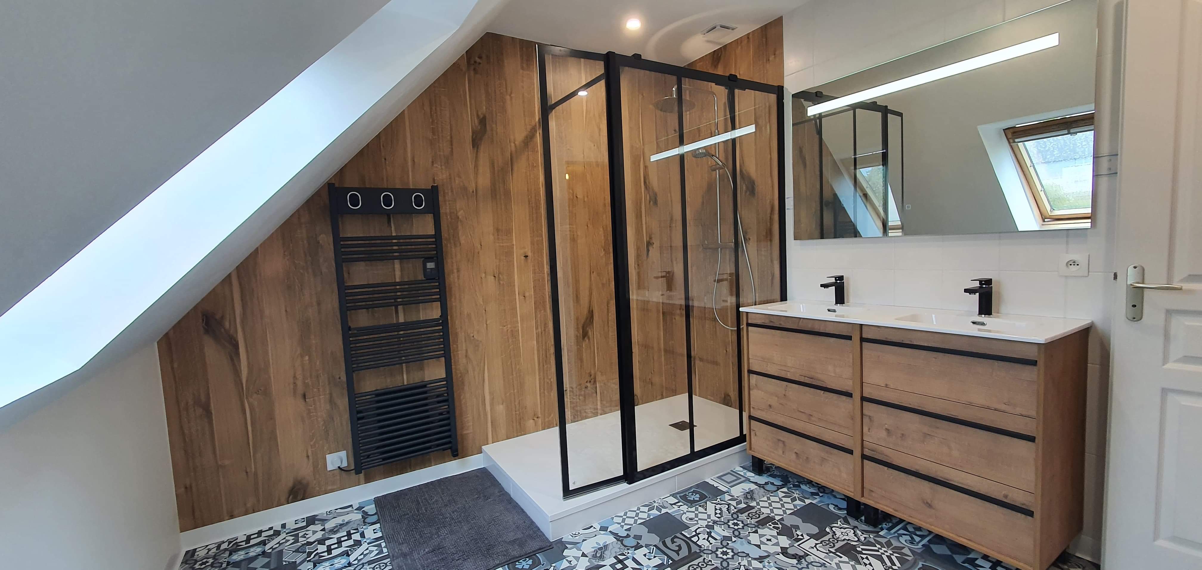 Douche sous pente avec décor bois